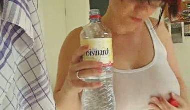 Brustwarzen unter Wet-T-Shirt