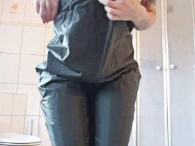 Vorschaubild vom Privatporno mit dem Titel "Geile Gummi- Stiefel- Hose und was ist drunter ?" von EvilBitch