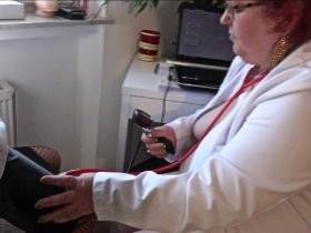 Frau Doktor mit dem Stethoskop