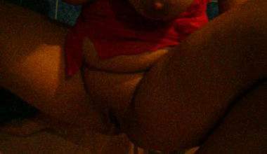 breitbeinig abgepisst in der badewanne (Ton)