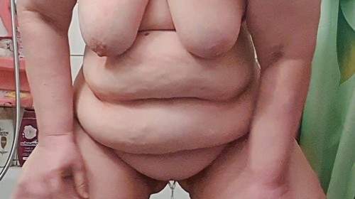 Nylons und Dildo in Schüssel vollgepisst!!