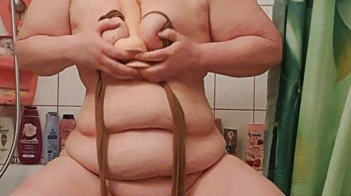 Nylons und Dildo in Schüssel vollgepisst!!