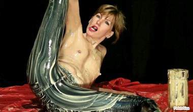 Wetandmessygirls - In Latex und nackt mit Pudding