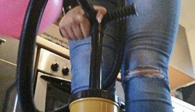 Luftballon aufpumpen und fliegen lassen