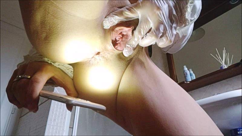 Pflegerin Mopse Toilette Fisten