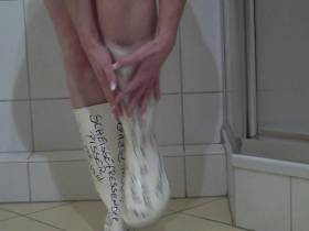 Vorschaubild vom Privatporno mit dem Titel "Gummistiefel angemalt und vollgepisst" von EvilBitch