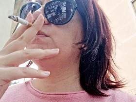 Sexy Italienerin im öffentlichen Garten raucht und zeigt dir ihre großen Brüste