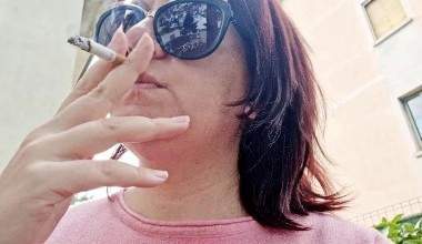 Sexy Italienerin im öffentlichen Garten raucht und zeigt dir ihre großen Brüste