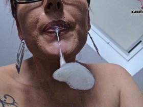 Vorschaubild vom Privatporno mit dem Titel "POV-Spitting! Ich rotz dich voll, Sklave!" von CherieNoir