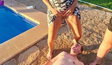 Zusammen mit JuliaPink - dem Poolboy in das Maul gepisst!