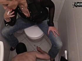 Vorschaubild vom Privatporno mit dem Titel "Putzschwein! Reinige mein Bad mit deiner Zahnbürste!" von CherieNoir