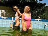 Mit Christina in Badeanzügen und Waders im Pool