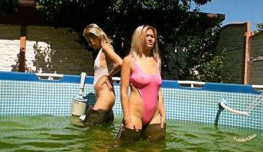 Mit Christina in Badeanzügen und Waders im Pool