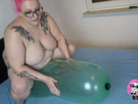 Nackter Ballonritt mit Wichs Aufforderung und Countdown