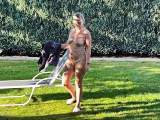 Nackt im Schwimmbad