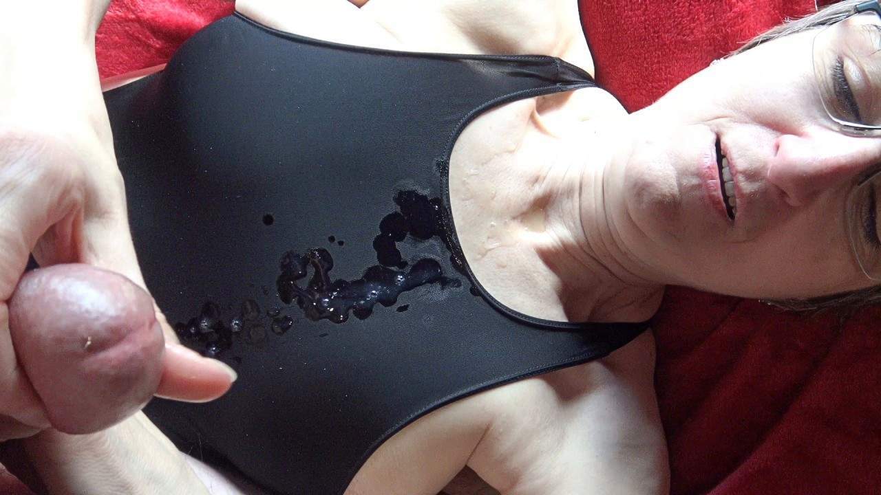Hot_Milf - Sperma auf Schwarzem Body