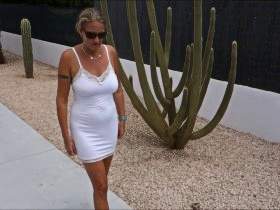 Outdoor duschen im weißen engen Kleid