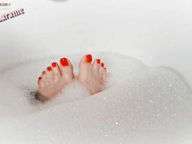 Sexy feet in the tub