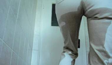 Nass gepisster Jeans-Arsch !