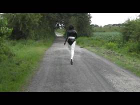 Vorschaubild vom Privatporno mit dem Titel "In extremen stiefeln laufen" von nylon_schlampe