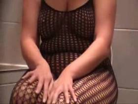 Vorschaubild vom Privatporno mit dem Titel "Auf dem Klo" von SexyLeni