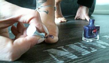 Fußnägel lackieren in verschiedenen Farben