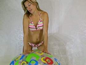 Bikini Striptease auf Beachball