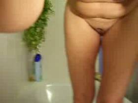 Pisse in Eimer dann Pisse übern Kopf geschüttet!