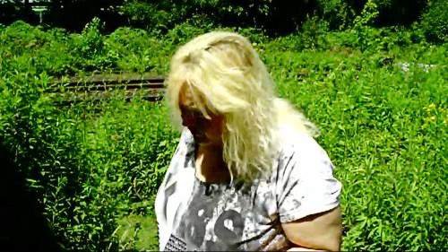 Jogger schaut beim Pissen zu