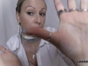 Vorschaubild vom Privatporno mit dem Titel "SCHMUCKfetisch und extremes RAUCHEN! (Persönliches Wunschvideo)" von CherieNoir