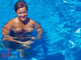 Vorschaubild vom Privatporno mit dem Titel "Splitternackt im Pool" von SexyLeni