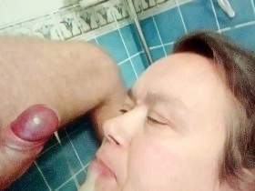 Johns Cums on Jens Tounge in the Shower