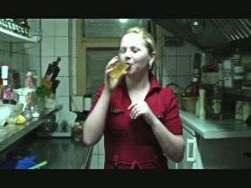 Vorschaubild vom Privatporno mit dem Titel "Komm sauf meine Pisse mit" von extremgirl