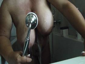 Vorschaubild vom Privatporno mit dem Titel "Busendusche für Knappkassige" von Deine-Chefin