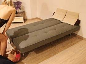 Das Sofa runter geschissen