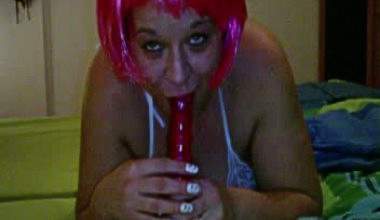 Deepthroat-Training mit dem rosa Dildo