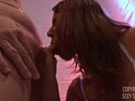 Vorschaubild vom Privatporno mit dem Titel "Euter wackeln und schwänze wichsen" von sexysusanne