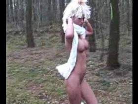 Vorschaubild vom Privatporno mit dem Titel "Nackt im Wald" von HotTamara