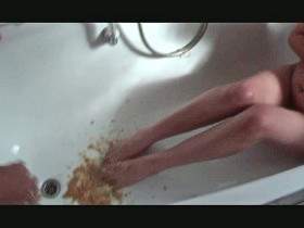 Vorschaubild vom Privatporno mit dem Titel "Finger in den Hals  Gekotzt" von extremgirl