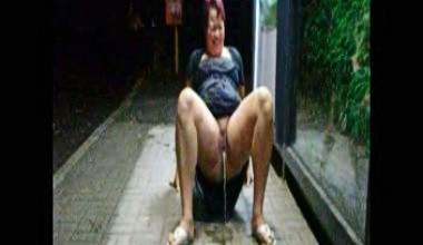 Pissen an der Haltestelle