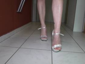 Vorschaubild vom Privatporno mit dem Titel "Meine silbernen Higheels" von AdrienneKiss