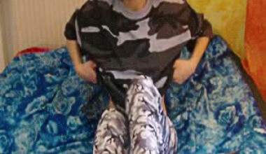 Im Armylook &amp; Dildo