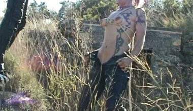 Piss-Sklavin in Lederhose
