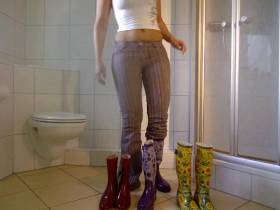 Vorschaubild vom Privatporno mit dem Titel "So viele geile Gummstiefel" von EvilBitch