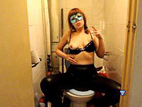 Yana masturbate in leather leggings on the toilet