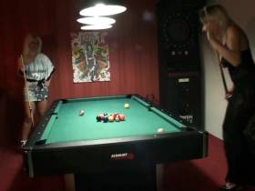 21jg Soldat am Billiardtisch vernascht!