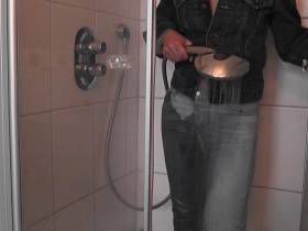 Vorschaubild vom Privatporno mit dem Titel "In jeans duschen" von nylon_schlampe