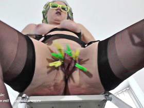 Vorschaubild vom Privatporno mit dem Titel "Schamlappen mit Wäscheklammern" von Hotvaleria