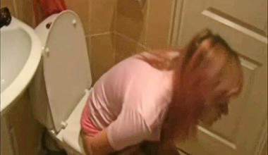 BlondPainfulToilet