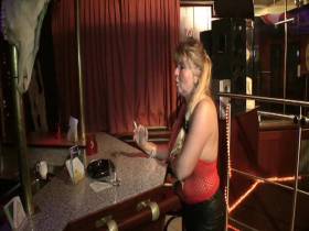 Vorschaubild vom Privatporno mit dem Titel "Ich mußte dringend; einfach in die Kneipe gepisst" von diegeileanita